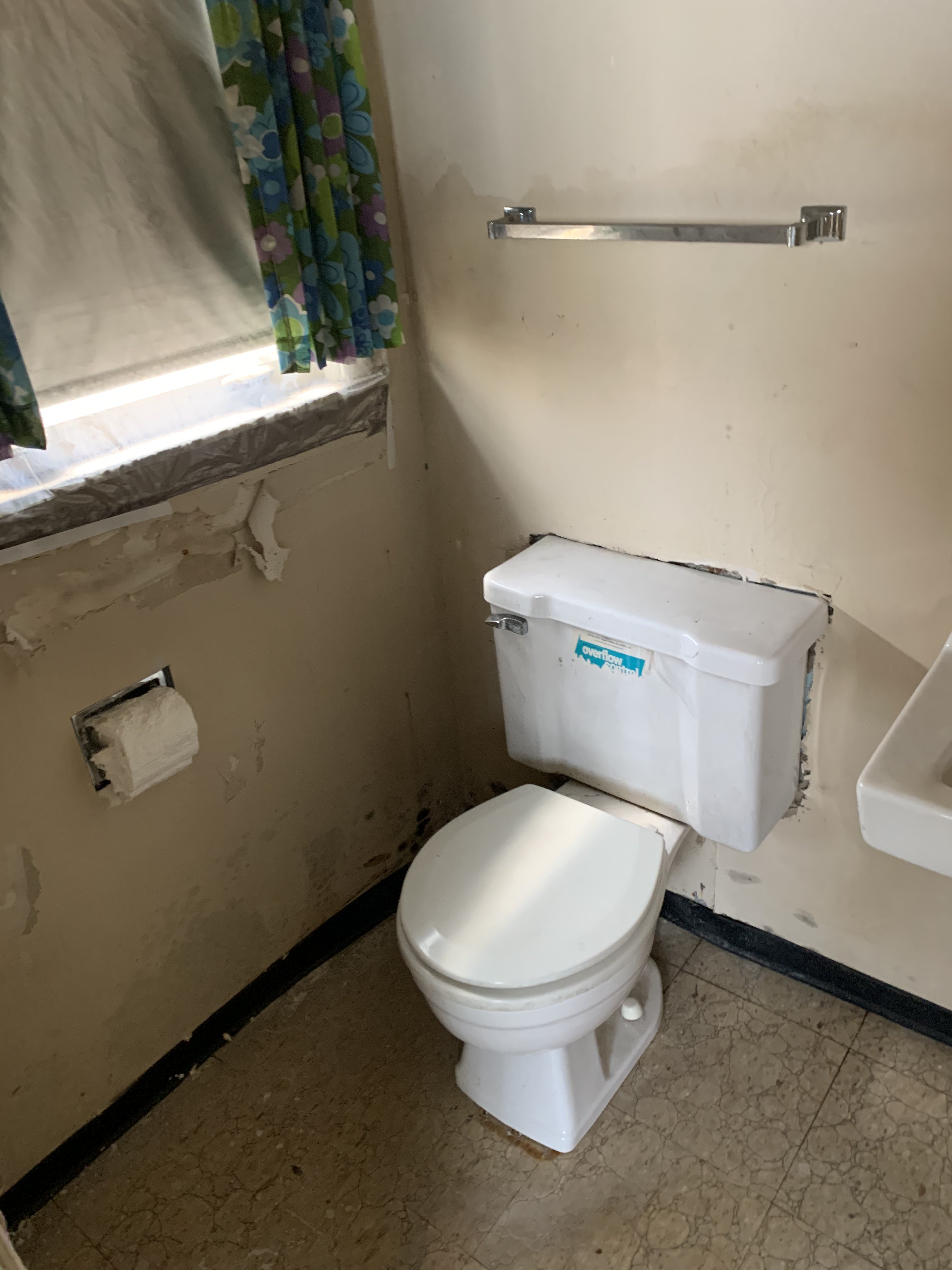 Racine before photo: Original bathroom
